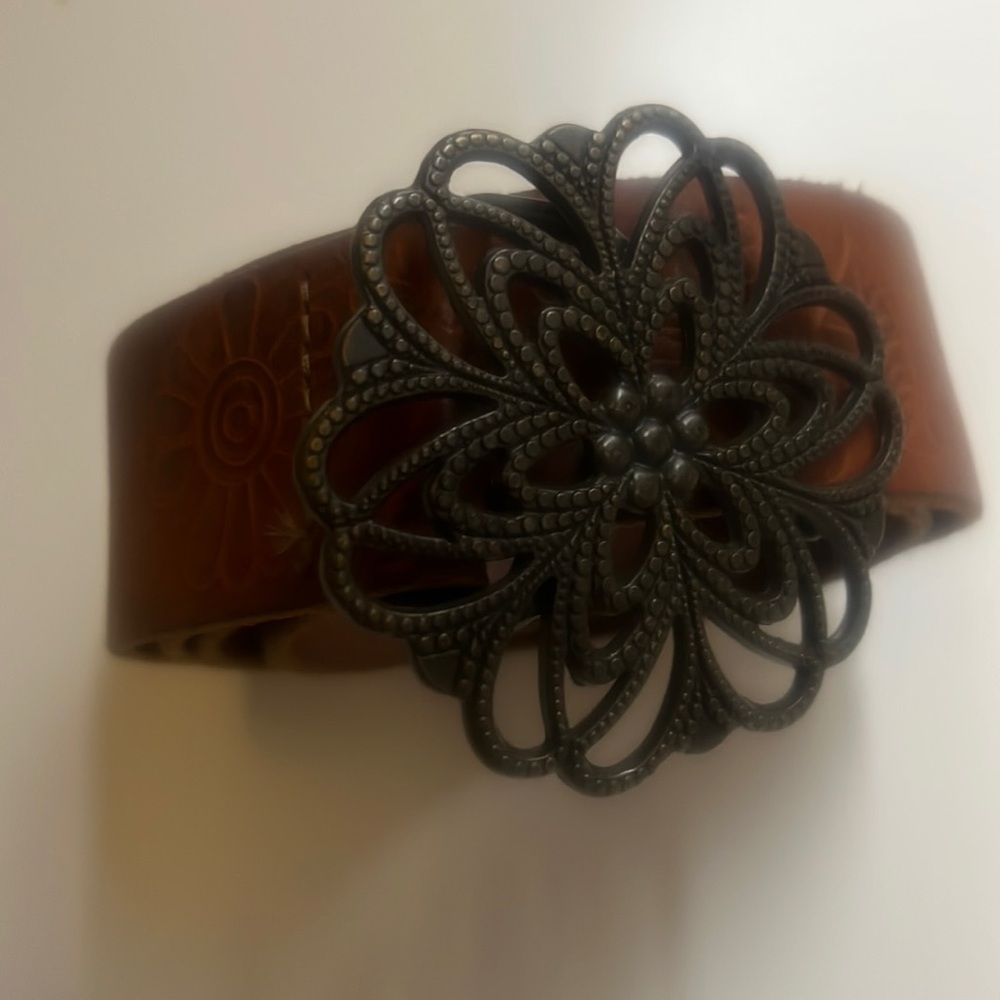 Candies vintage leather 90s belt with floral buckle SZ L